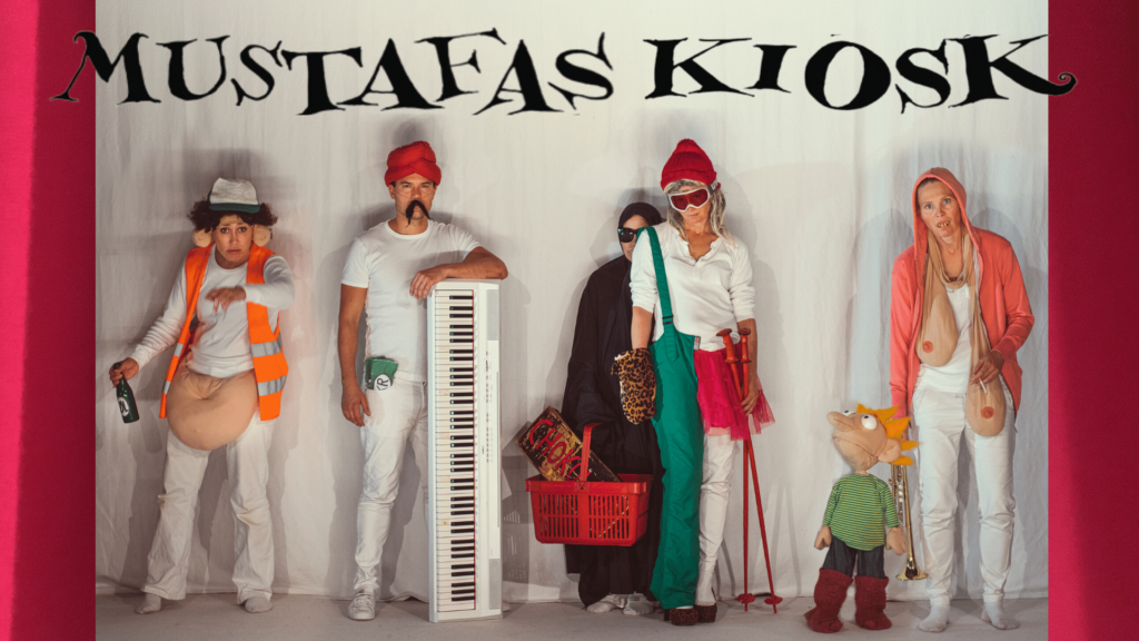 Karaktererne fra Mustafas Kiosk en strid teater koncert. Foto: Rumle Skafte